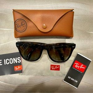 Ray-Ban Folding Wayfarer Sunglasses comes with case, cloth, paperwork 😎